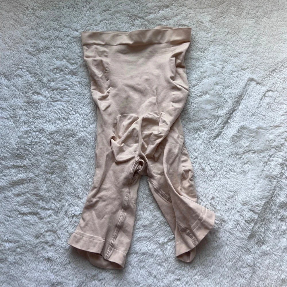 SKIMS Women Sculpting Short Mid Thigh Open Gusset Sand Nude Shapewear Small NWOT